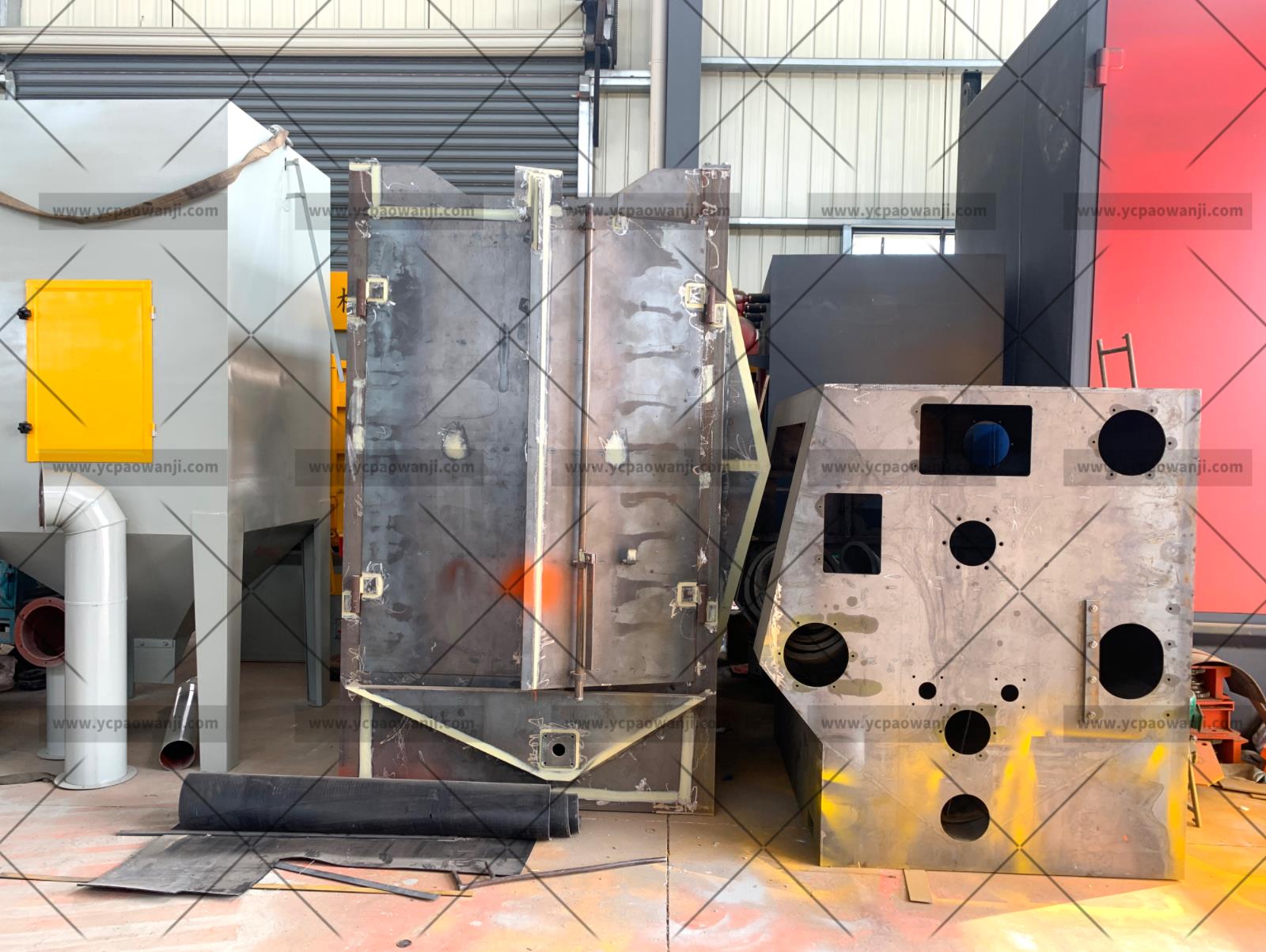 376吊鉤式拋丸機(jī)生產(chǎn)廠(chǎng)家拋丸機(jī)主機(jī)制作中，準(zhǔn)備噴漆